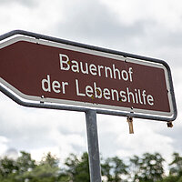 zu sehen ist ein Schild zum Bauernhof