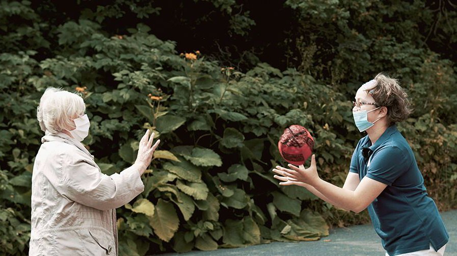 Auf dem Bild sind zwei Leute dargestellt, die Ball spielen